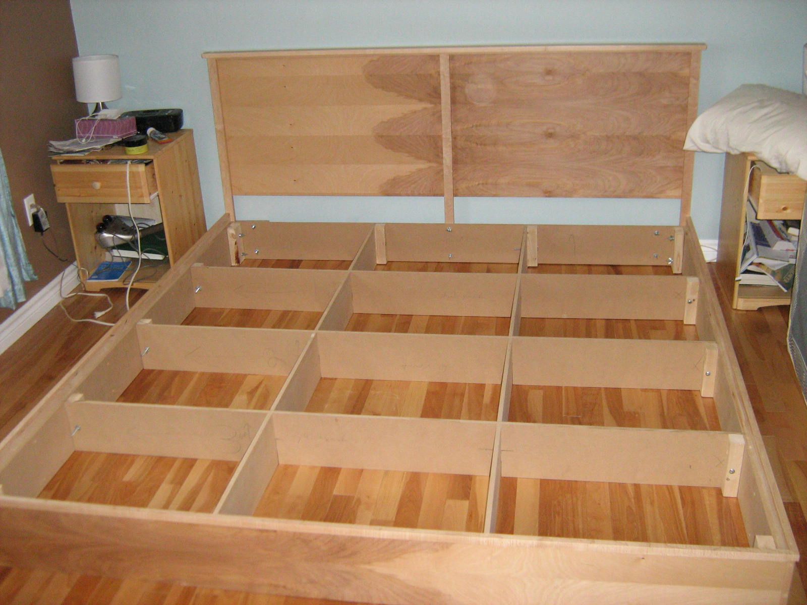 Easy &amp; Cheap DIY Hardwood King Platform Bed Plans | Autodidaktos